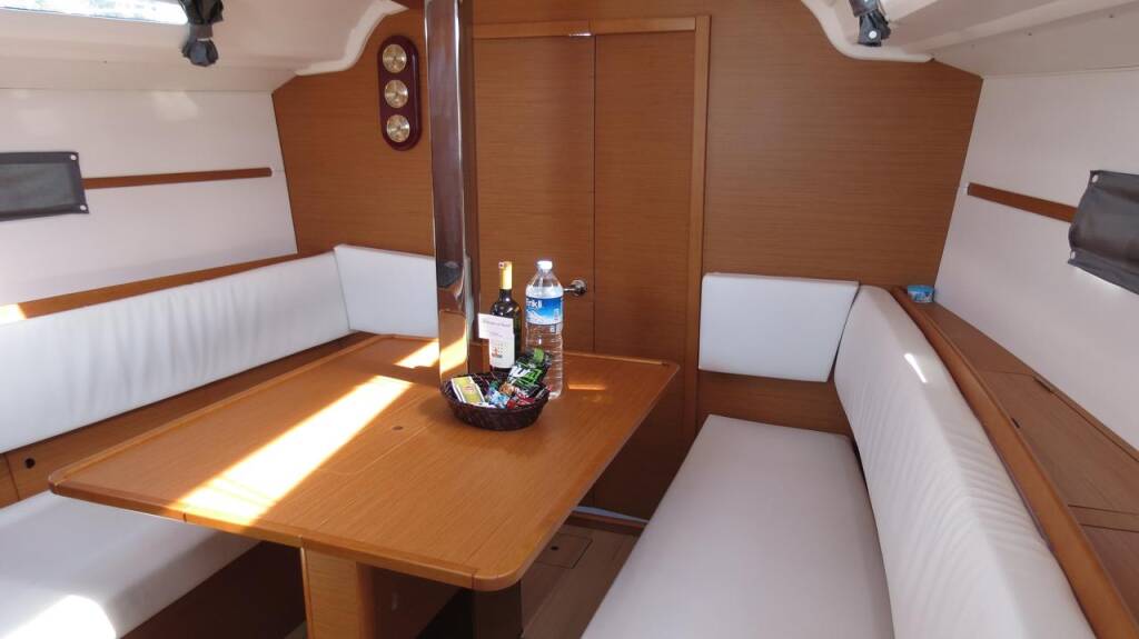 Sailing yacht Sun Odyssey 349 Sarita