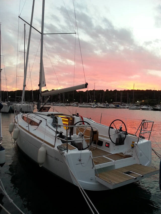 Sailing yacht Sun Odyssey 349 Glasswing