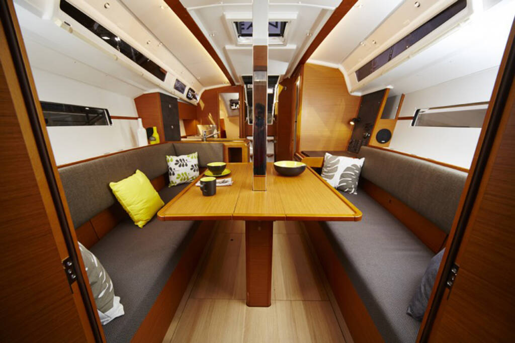 Sailing yacht Sun Odyssey 349 Glasswing