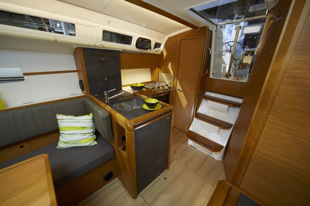 Sailing yacht Sun Odyssey 349 Glasswing