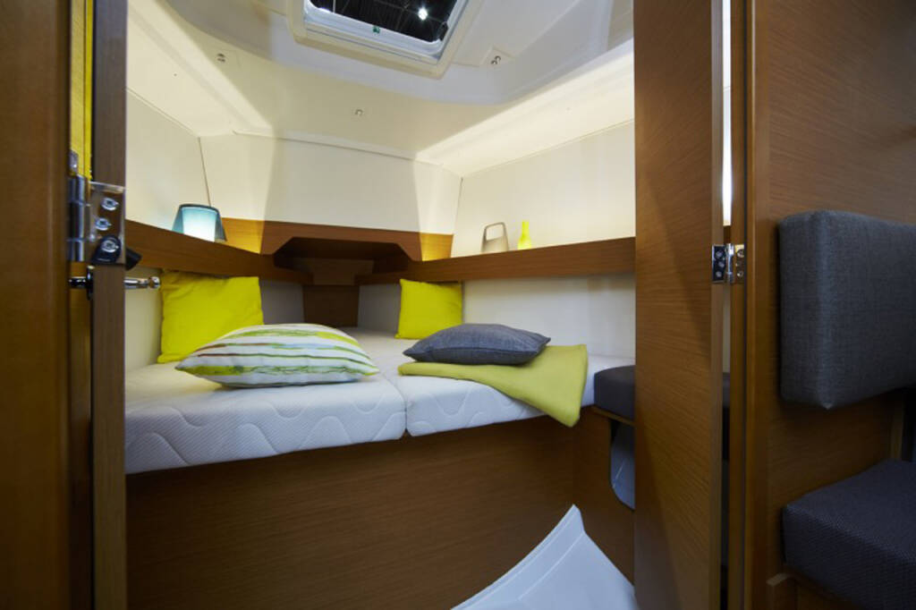 Sailing yacht Sun Odyssey 349 Glasswing