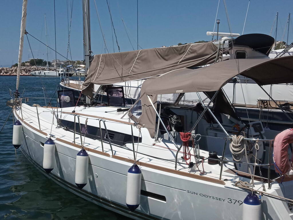 Sailing yacht Sun Odyssey 379 Argo