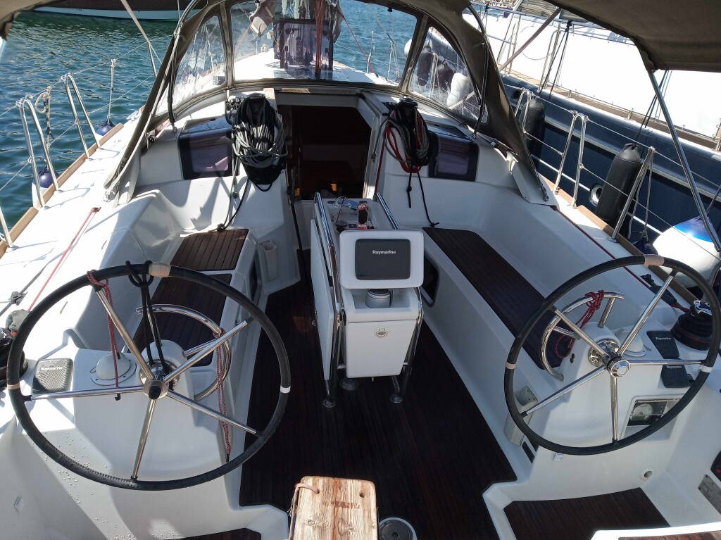 Sailing yacht Sun Odyssey 379 Argo