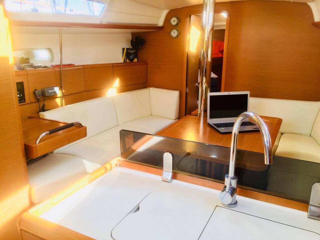 Sailing yacht Sun Odyssey 379 Argo