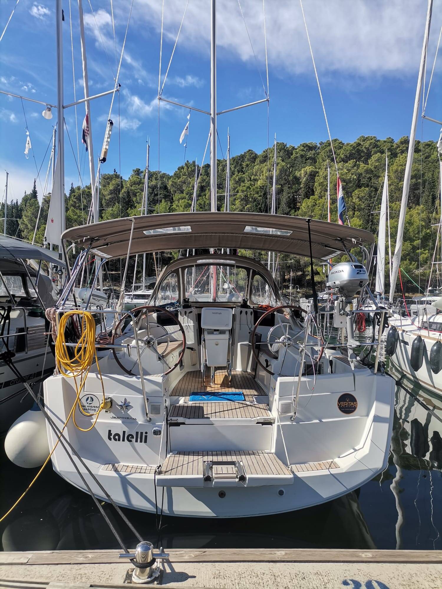 Sailing yacht Sun Odyssey 379 talelli
