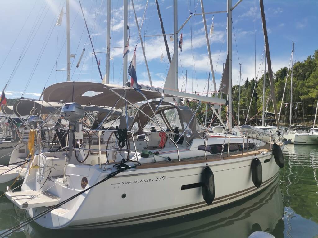 Sailing yacht Sun Odyssey 379 talelli
