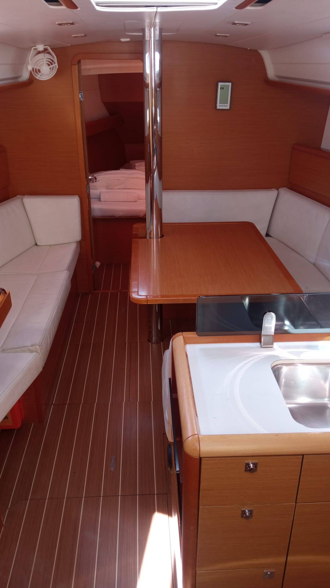 Sailing yacht Sun Odyssey 379 talelli
