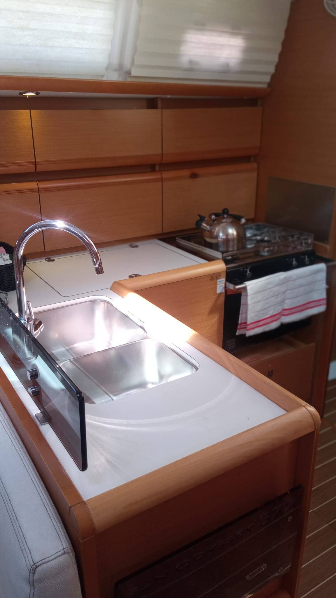 Sailing yacht Sun Odyssey 379 talelli