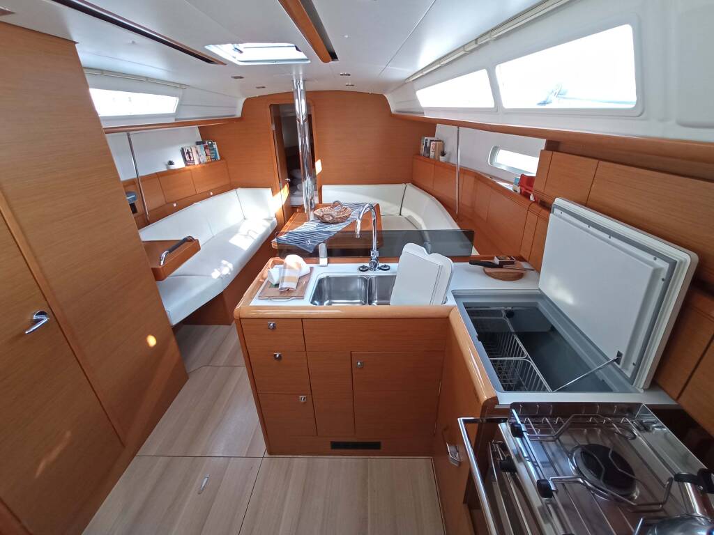 Sailing yacht Sun Odyssey 379 ECONOMY