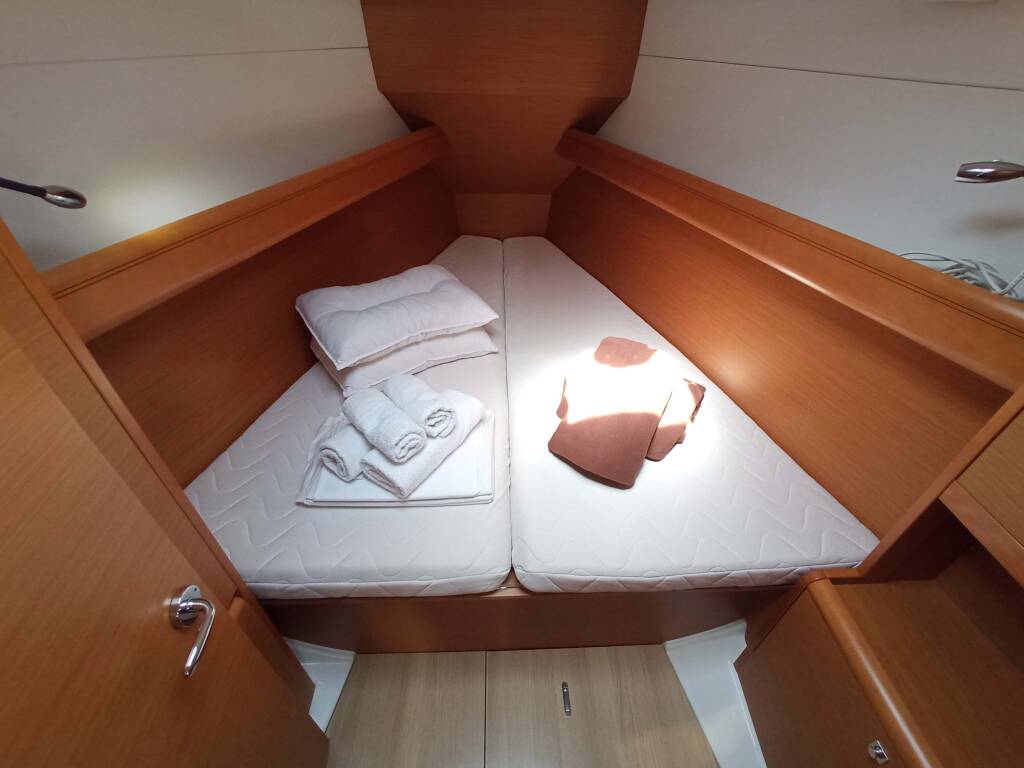 Sailing yacht Sun Odyssey 379 ECONOMY