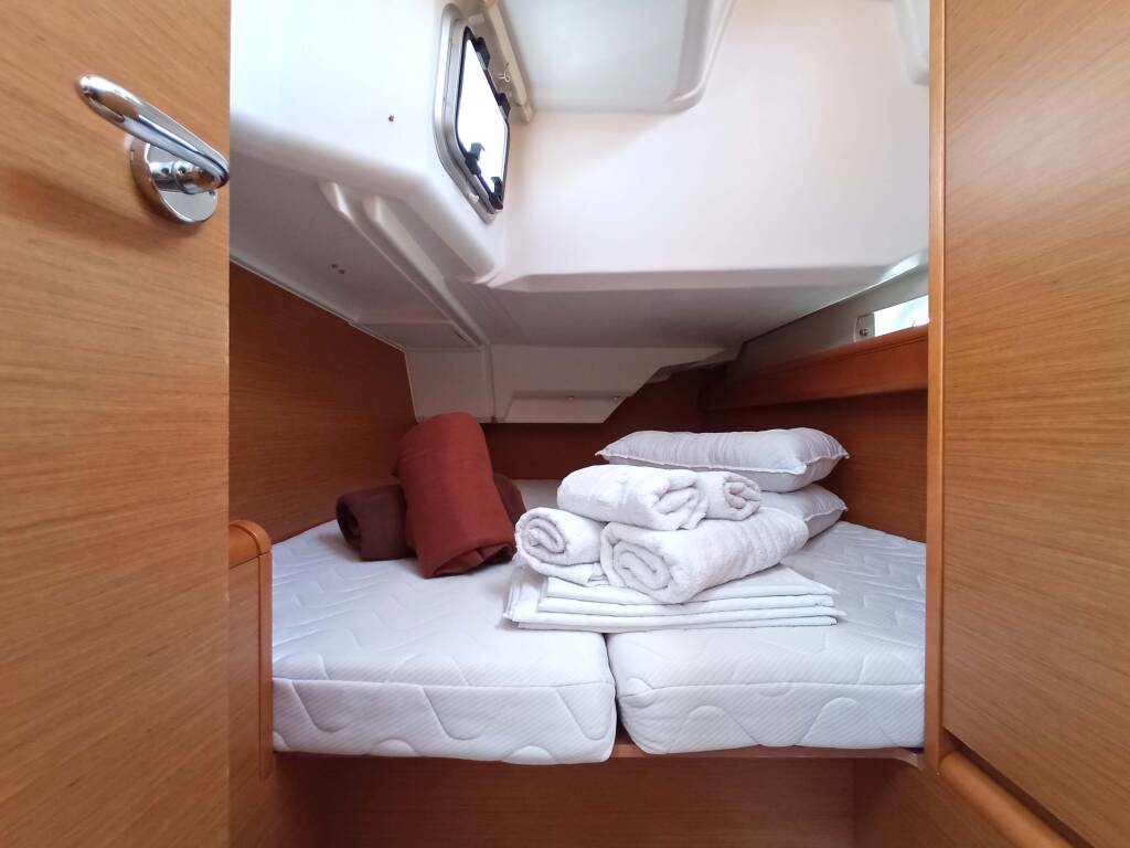 Sailing yacht Sun Odyssey 379 ECONOMY