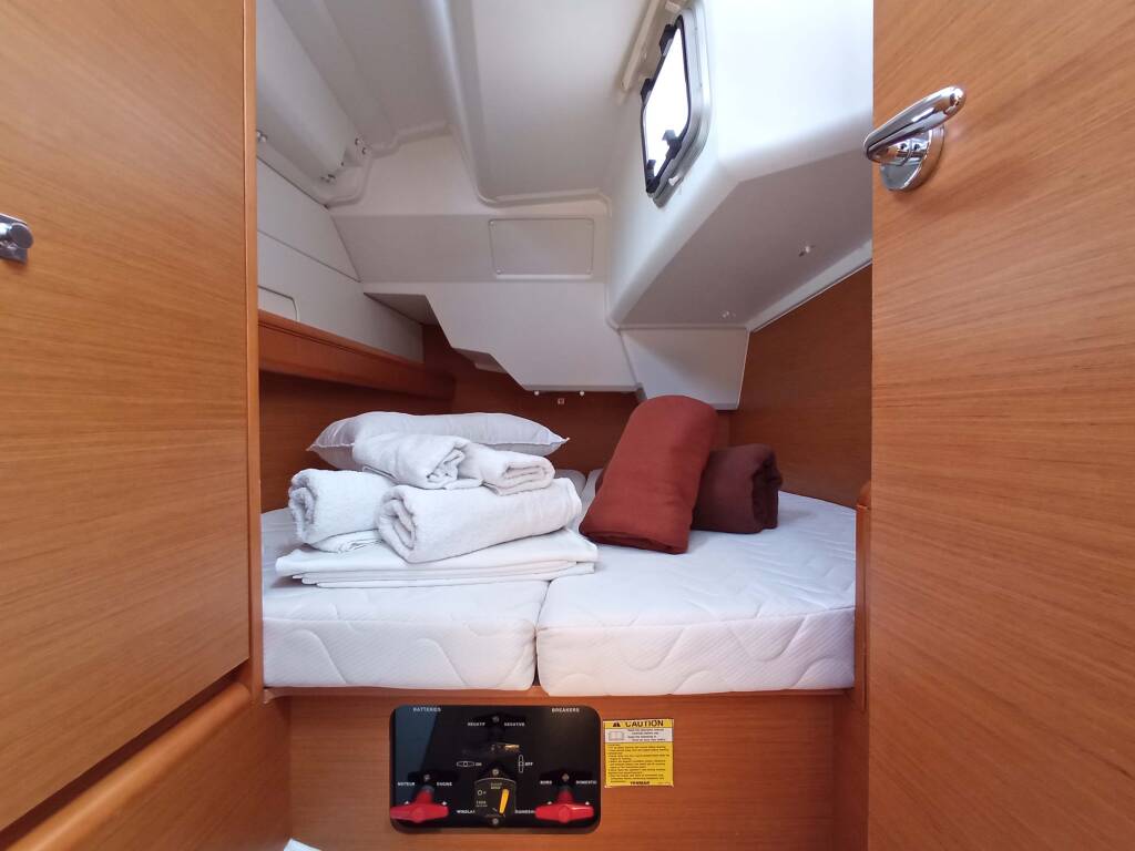 Sailing yacht Sun Odyssey 379 ECONOMY