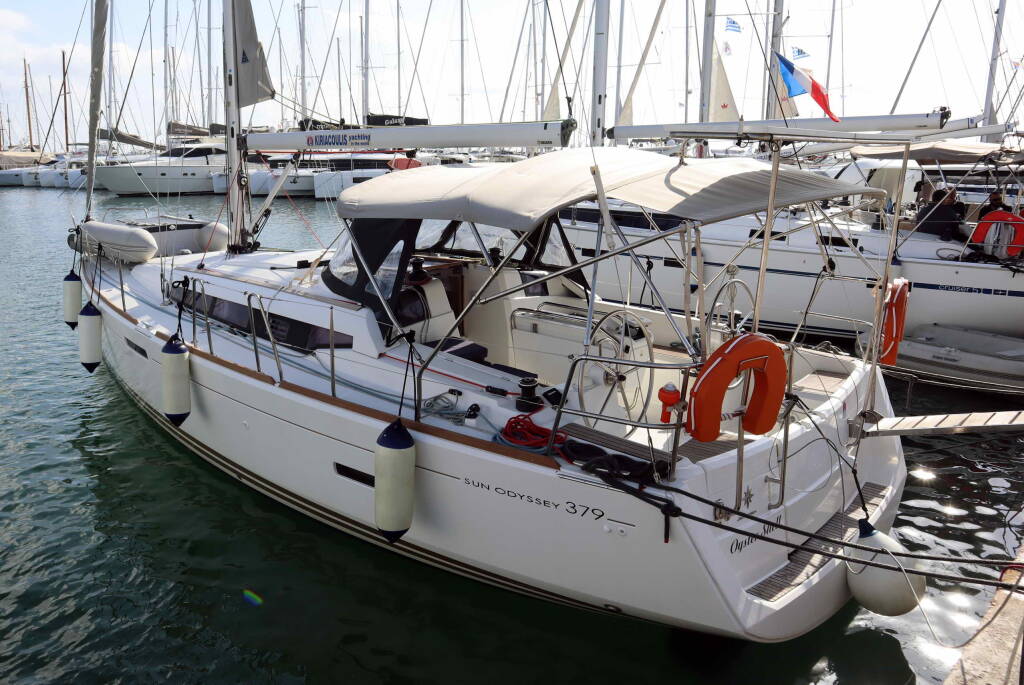 Sailing yacht Sun Odyssey 379 Oyster Shell