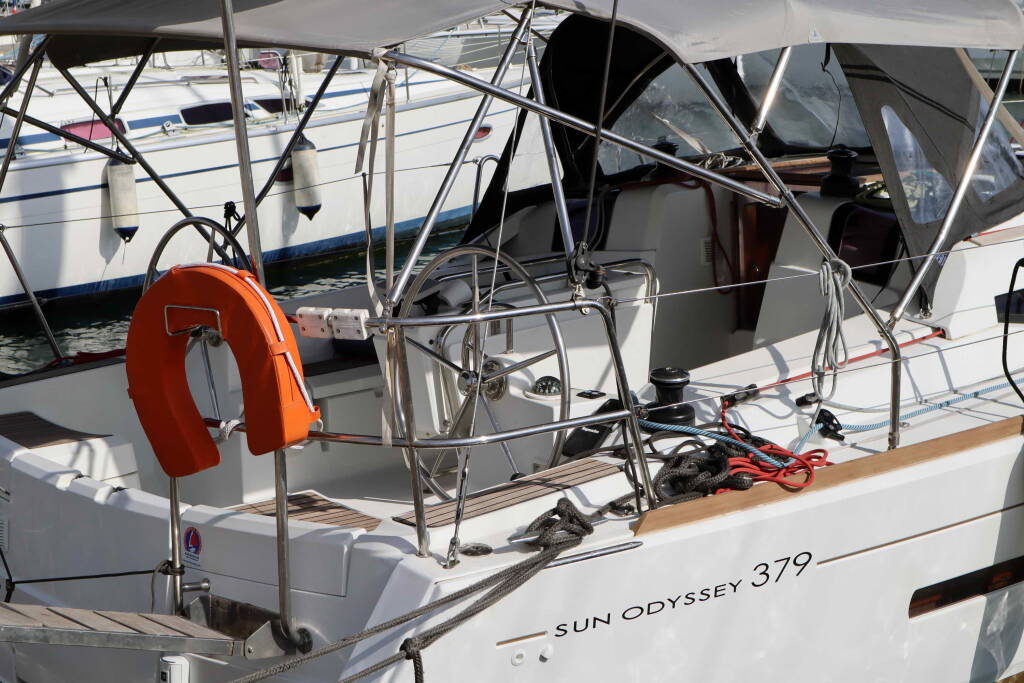 Sailing yacht Sun Odyssey 379 Oyster Shell