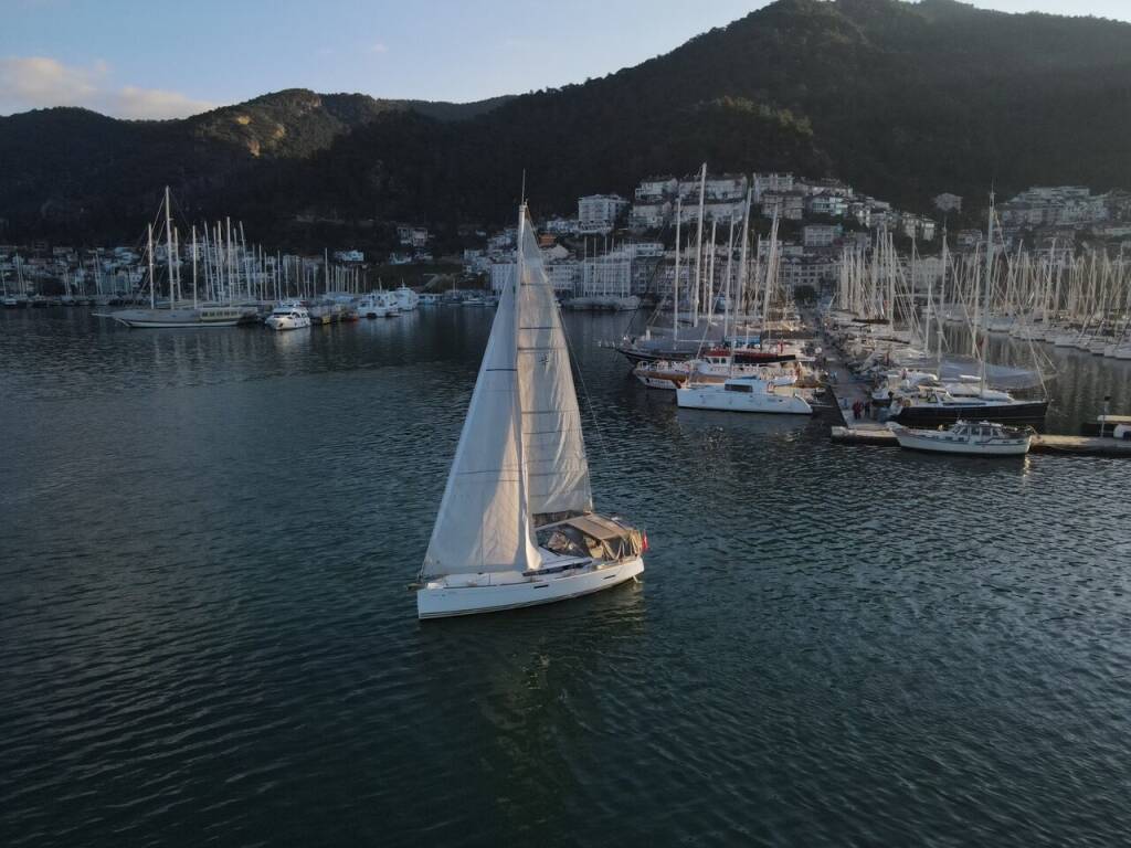Sailing yacht Sun Odyssey 379 Mitis
