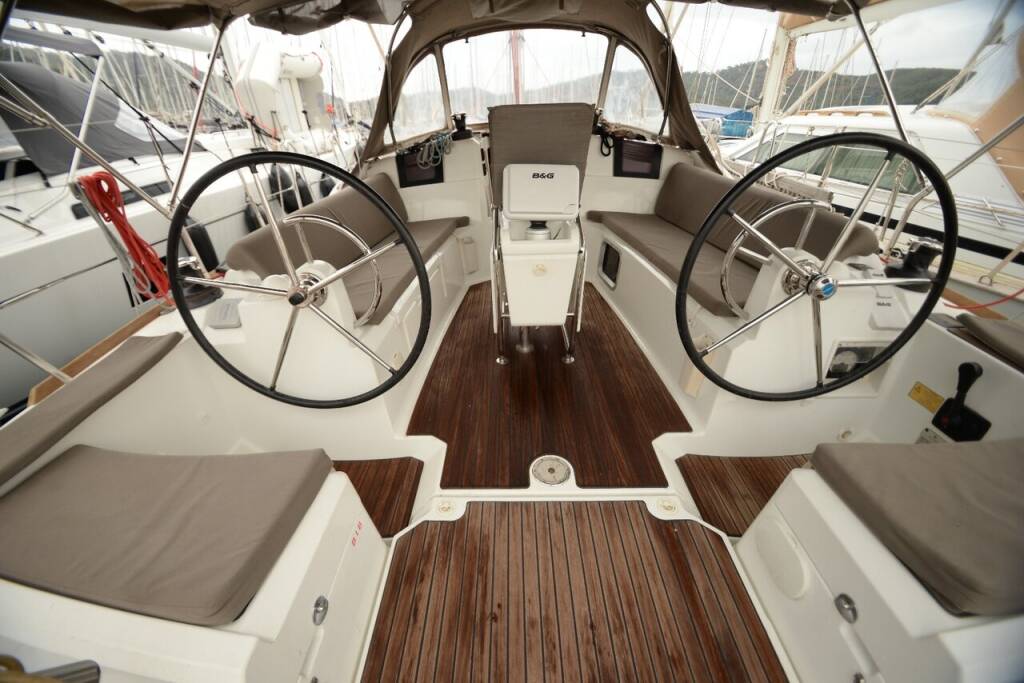 Sailing yacht Sun Odyssey 379 Mitis