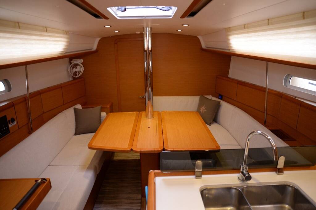 Sailing yacht Sun Odyssey 379 Mitis