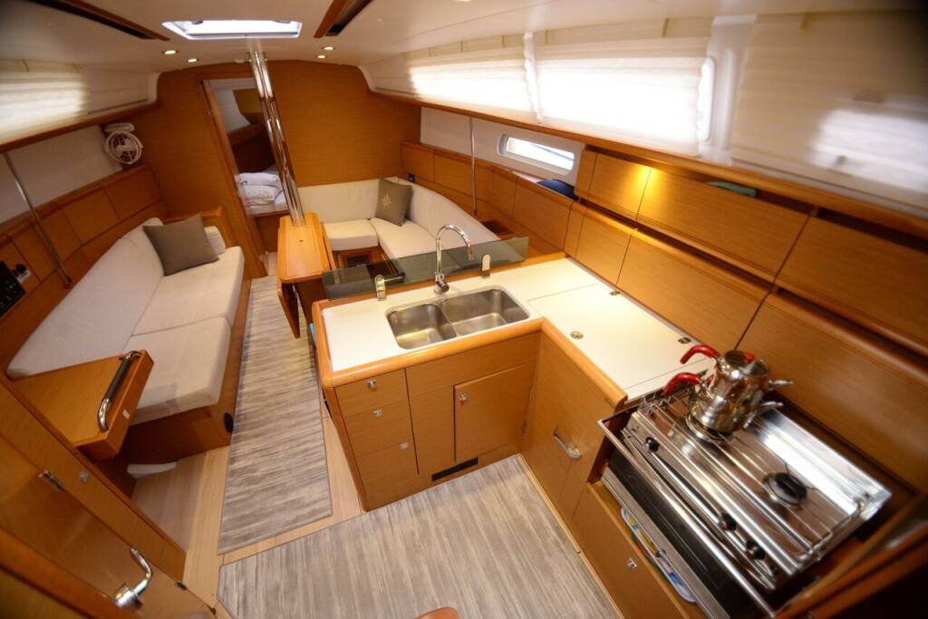 Sailing yacht Sun Odyssey 379 Mitis