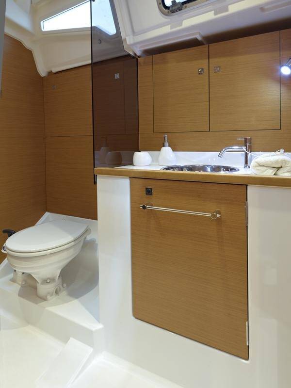 Sailing yacht Sun Odyssey 379 Minerva