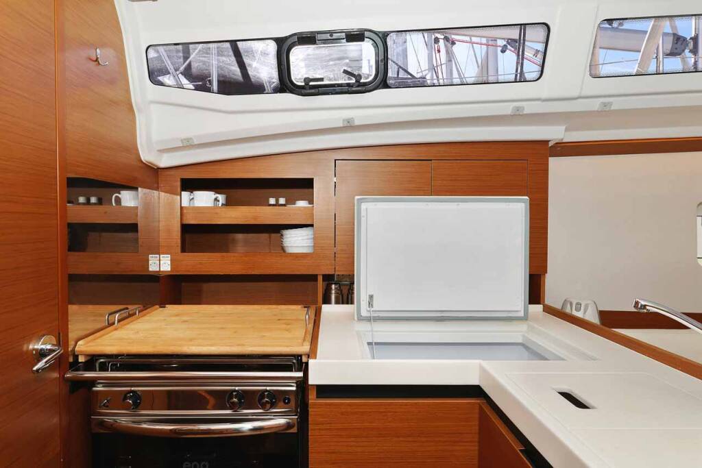 Sailing yacht Sun Odyssey 380 Performance Mymia