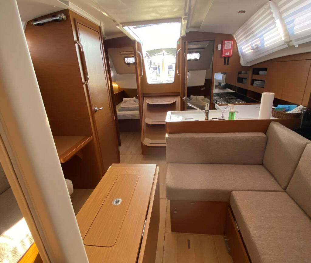 Sailing yacht Sun Odyssey 380 4 elli