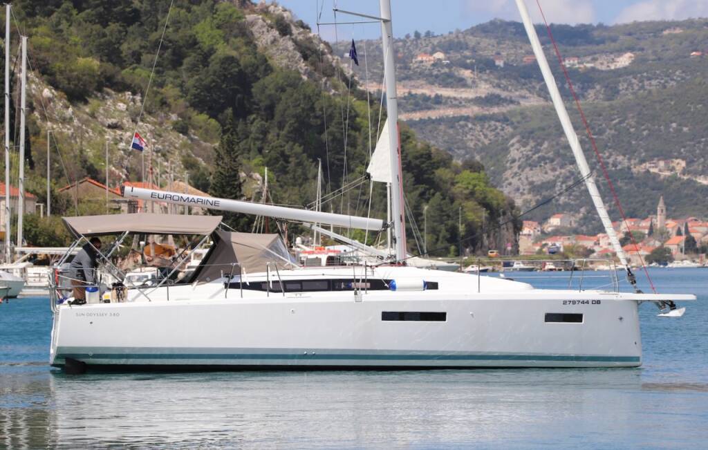 Sailing yacht Sun Odyssey 380 Bura Kiss