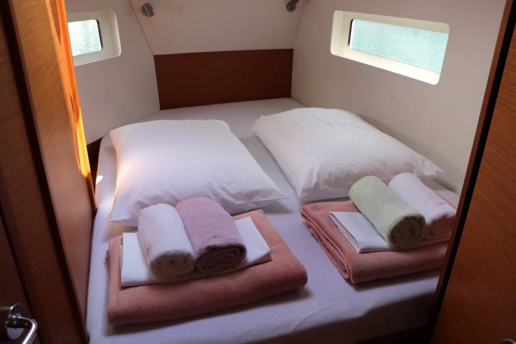 Sailing yacht Sun Odyssey 380 Bura Kiss