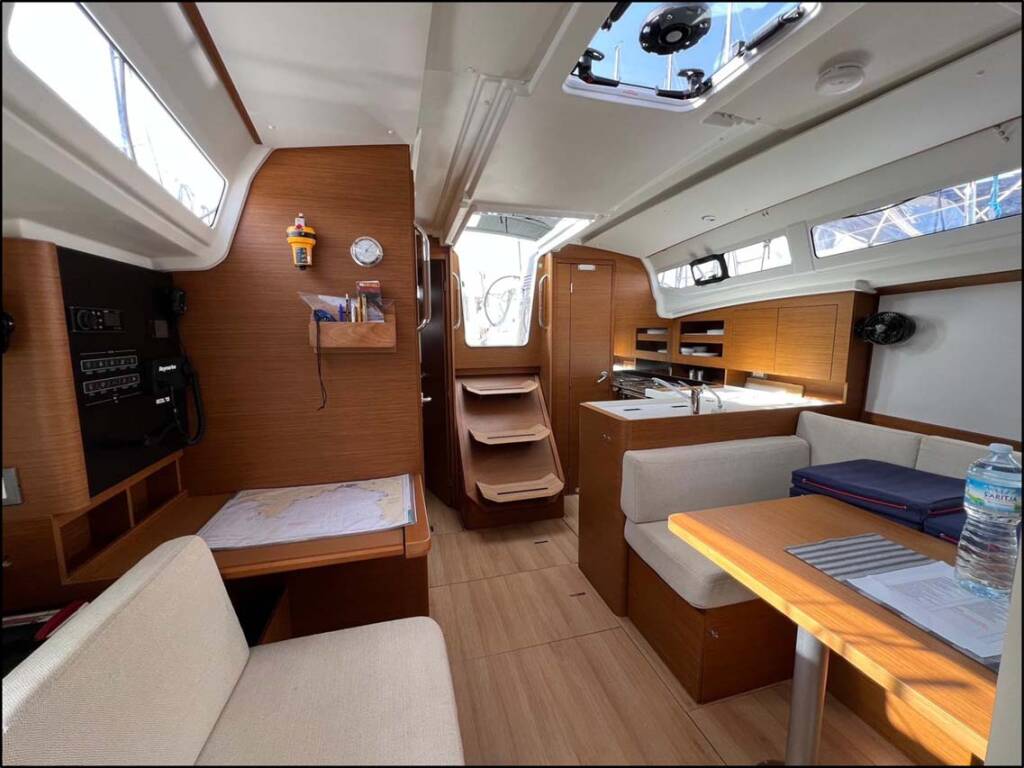 Sailing yacht Sun Odyssey 380 Golden eye