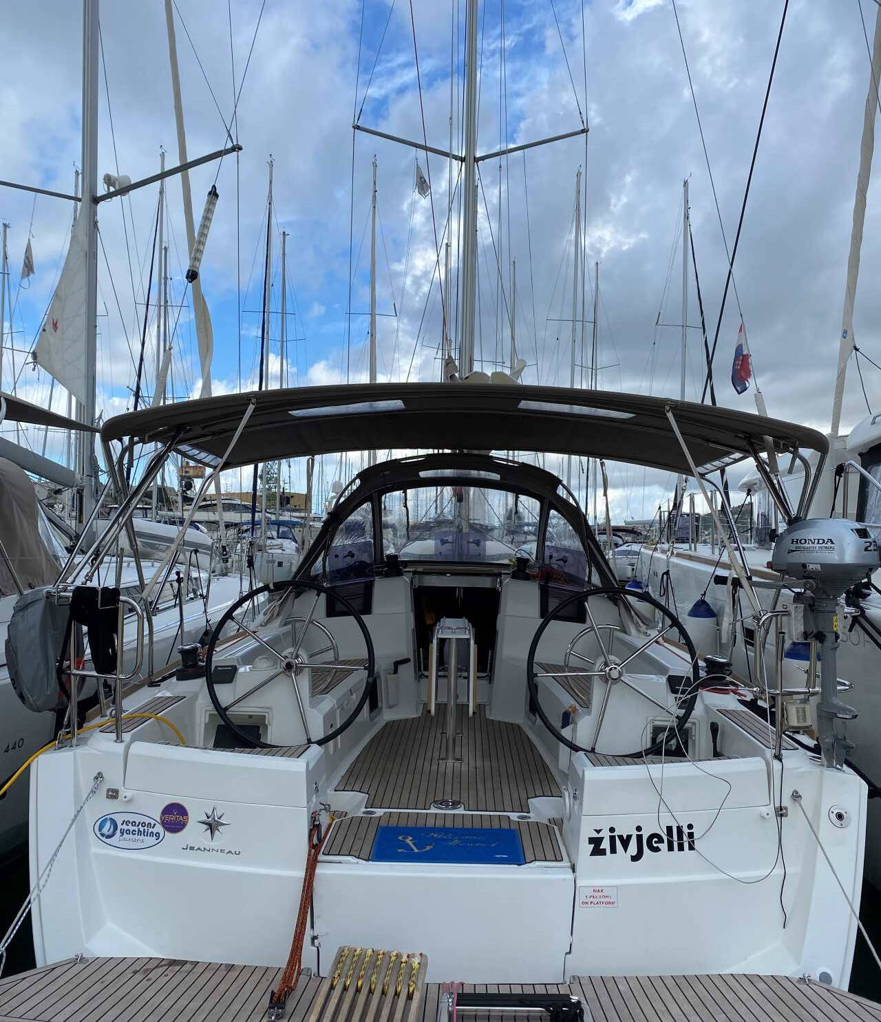 Sailing yacht Sun Odyssey 389 živjelli