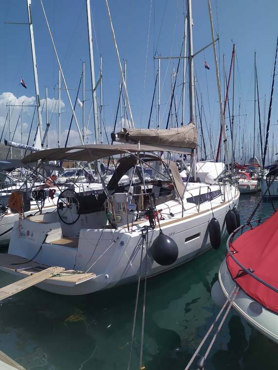 Sailing yacht Sun Odyssey 389 živjelli