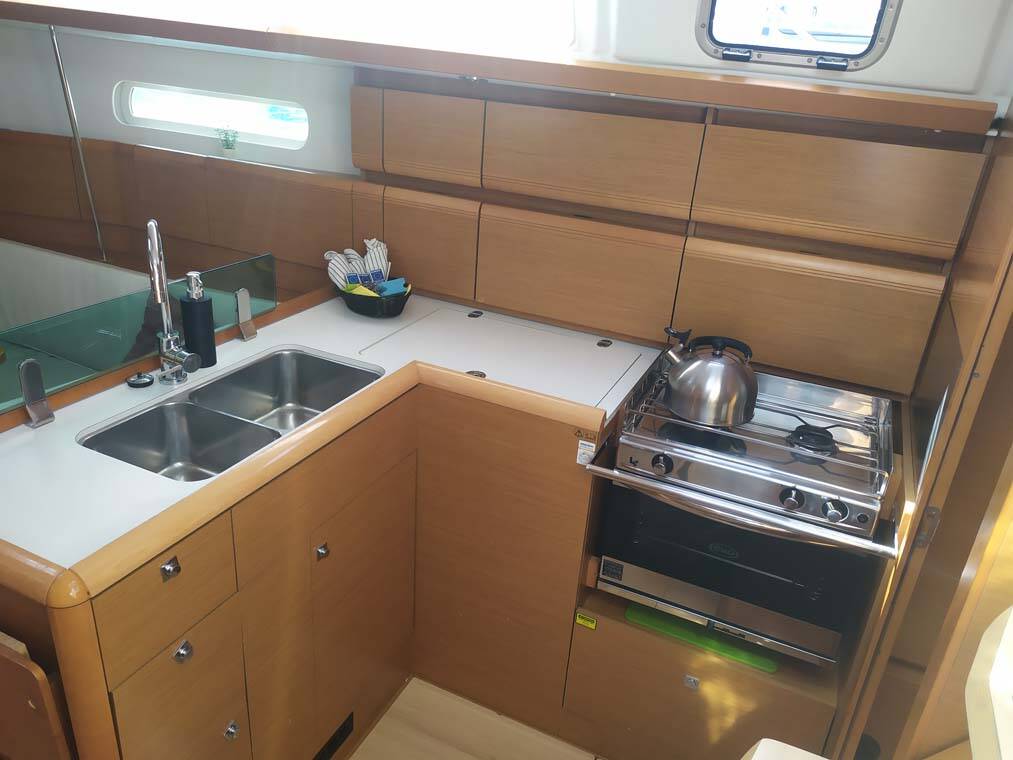 Sailing yacht Sun Odyssey 389 živjelli