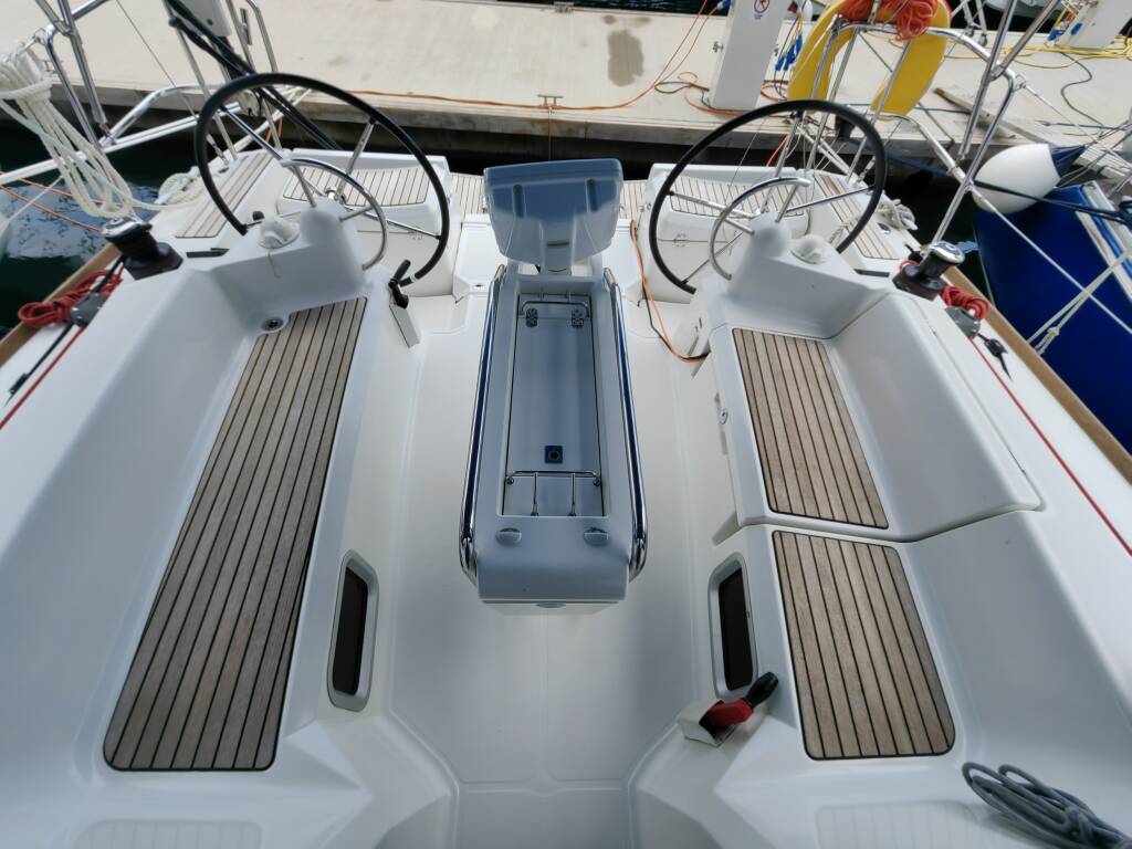 Sailing yacht Sun Odyssey 389 Islanders
