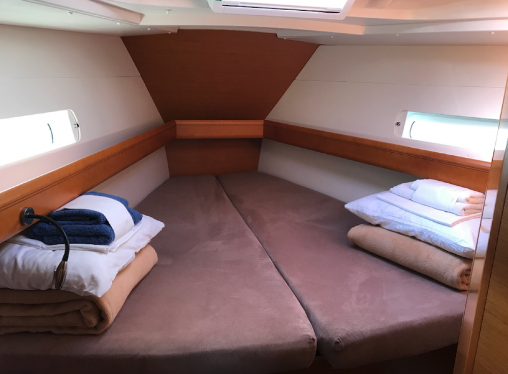 Sailing yacht Sun Odyssey 409 