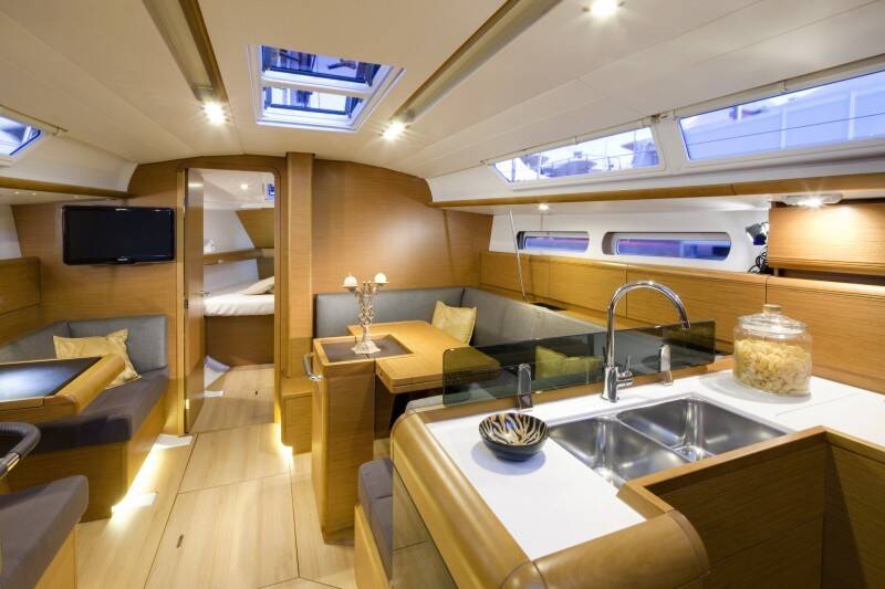 Sailing yacht Sun Odyssey 409 Traveller