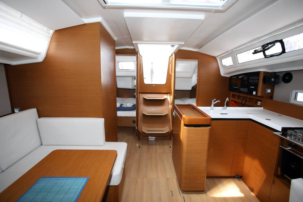 Sailing yacht Sun Odyssey 410 Deba