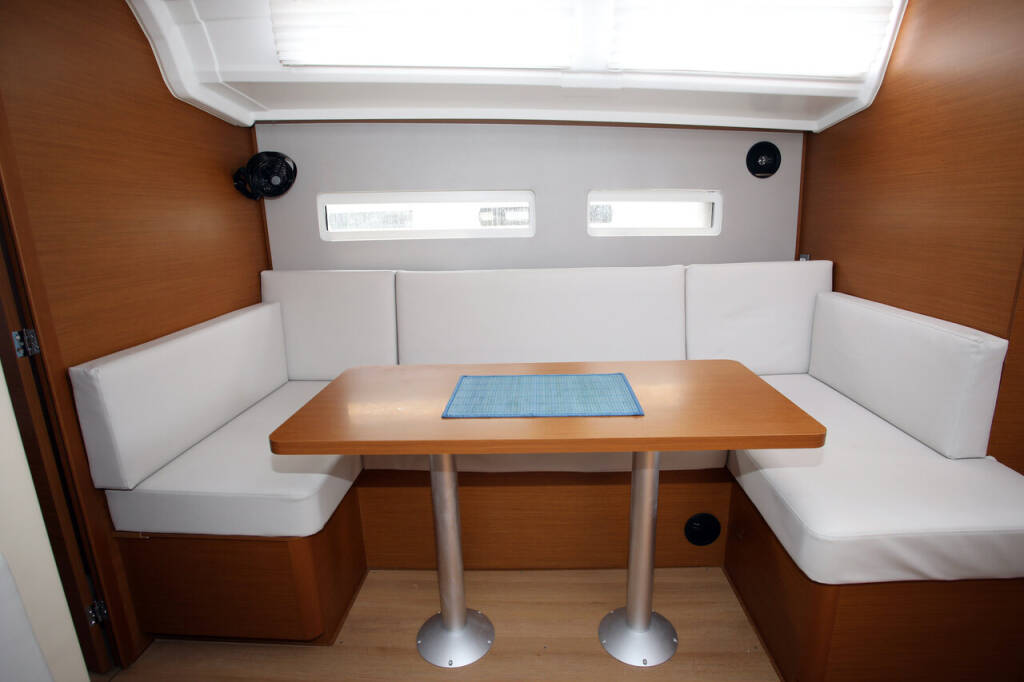 Sailing yacht Sun Odyssey 410 Deba