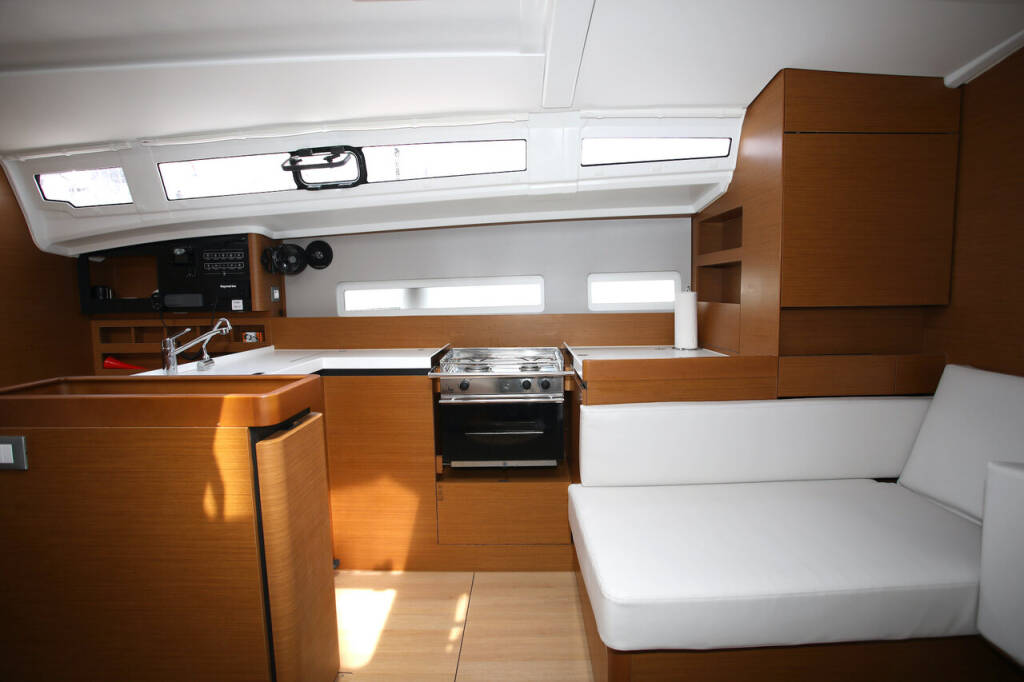 Sailing yacht Sun Odyssey 410 Deba