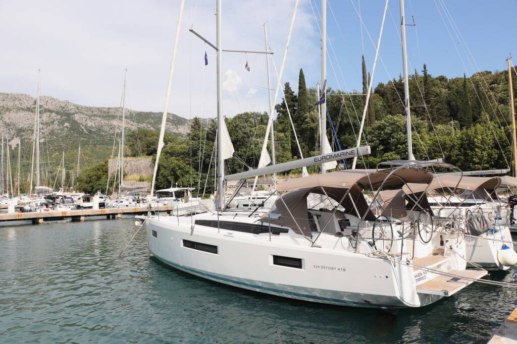 Sailing yacht Sun Odyssey 410 Shaken Not Stirred