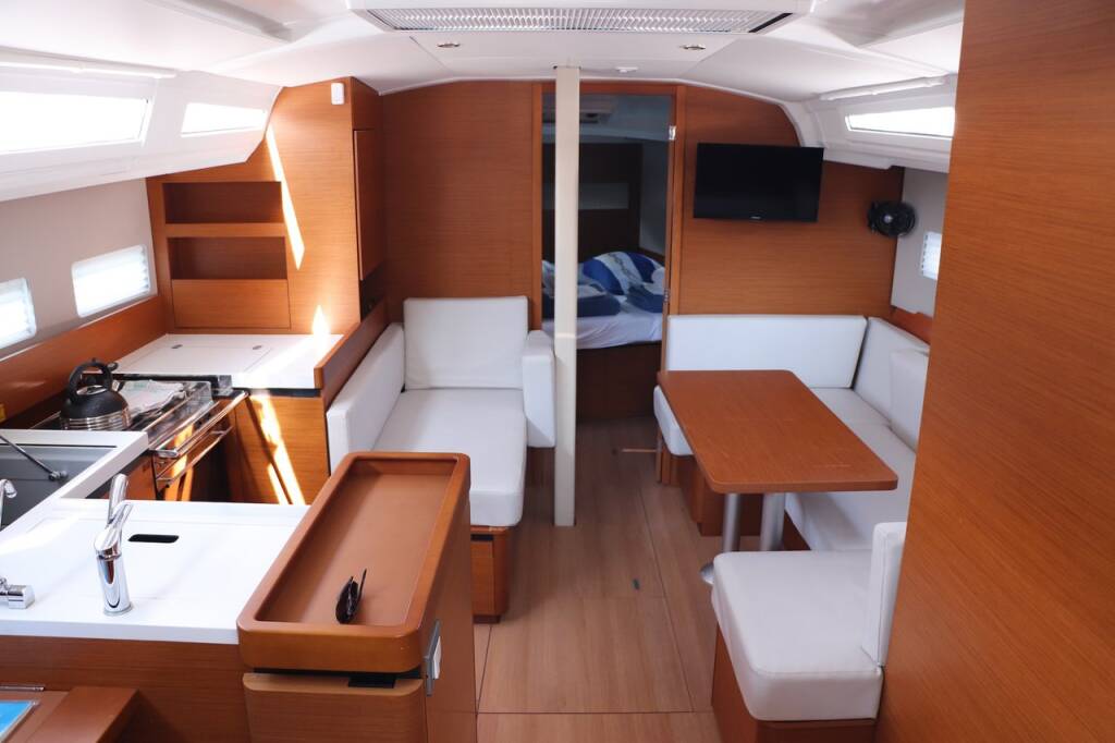 Sailing yacht Sun Odyssey 410 Shaken Not Stirred