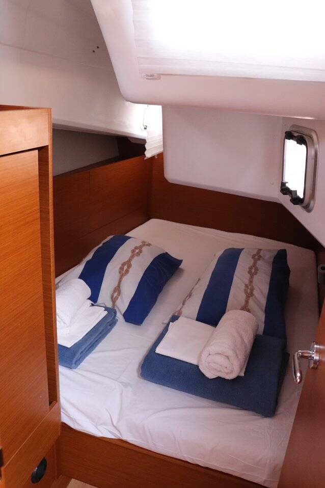 Sailing yacht Sun Odyssey 410 Shaken Not Stirred