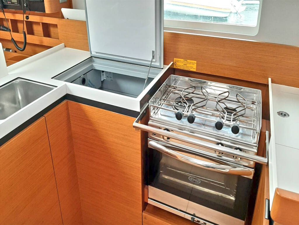 Sailing yacht Sun Odyssey 410 Saravah