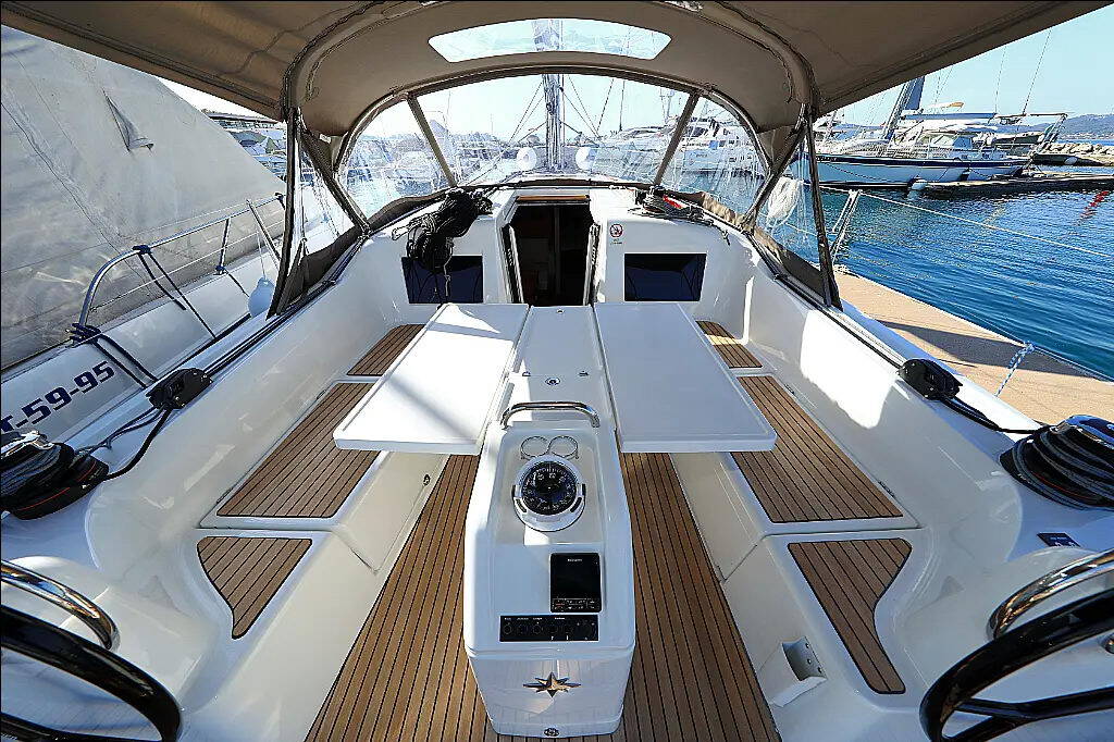 Sailing yacht Sun Odyssey 410 CLASS