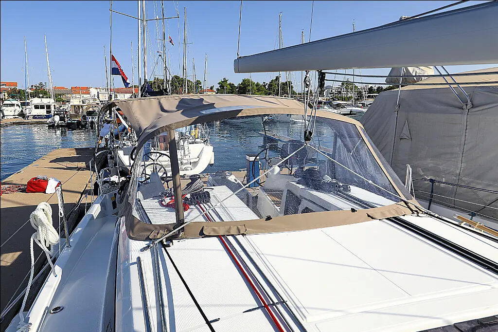 Sailing yacht Sun Odyssey 410 CLASS