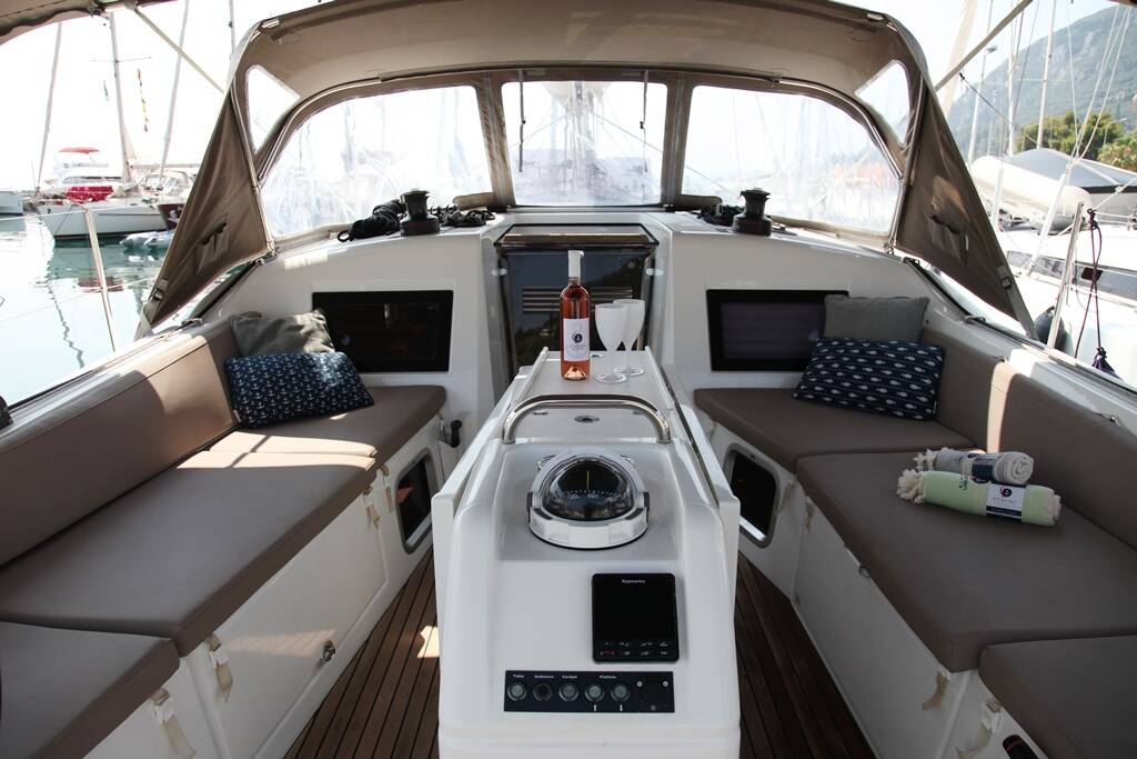 Sailing yacht Sun Odyssey 410 Pangeo