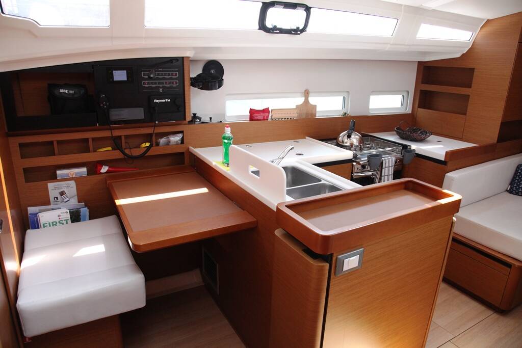 Sailing yacht Sun Odyssey 410 Pangeo