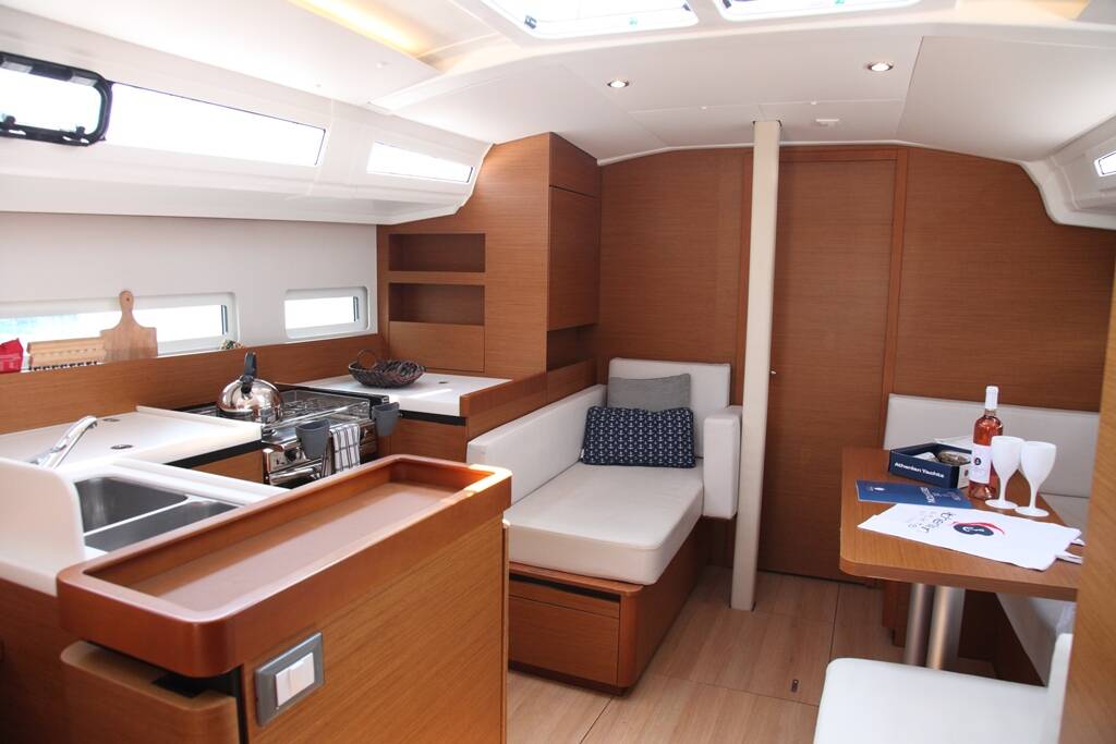 Sailing yacht Sun Odyssey 410 Pangeo