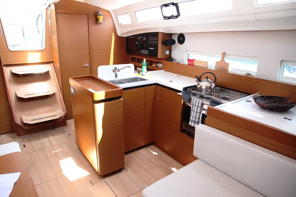Sailing yacht Sun Odyssey 410 Pangeo