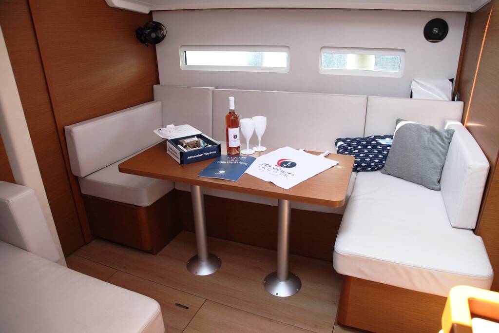 Sailing yacht Sun Odyssey 410 Pangeo