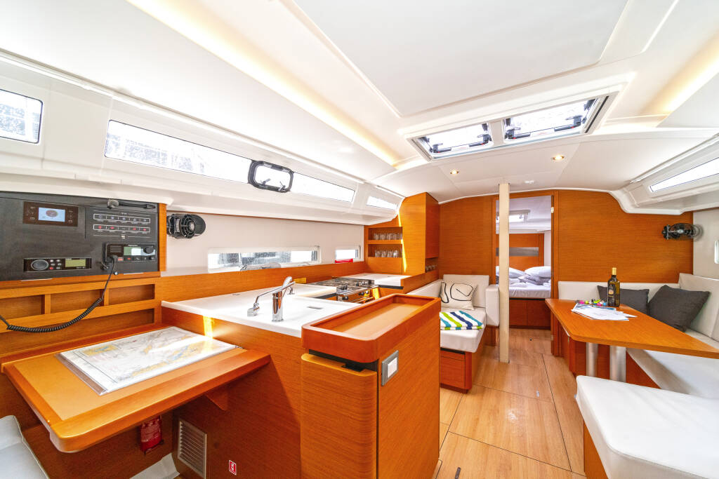 Sailing yacht Sun Odyssey 410 First Date
