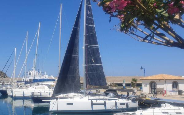 Sun Odyssey 410 The song is you Tropea, Porto di Tropea